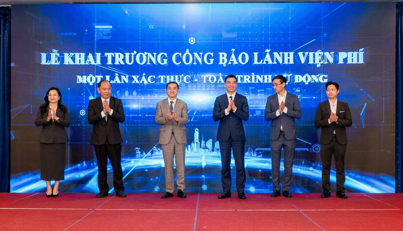 Thứ trưởng Bộ Y tế Trần Văn Thuấn, Cục trưởng Cục Quản lý Khám, chữa bệnh Hà Anh Đức, Giám đốc Sở Y tế thành phố Hồ Chí Minh Tăng Chí Thượng, Giám đốc Bệnh viện Đa khoa Hà Đông Nguyễn Thành Vinh cùng TGĐ Ngân hàng TMCP Sài Gòn - Hà Nội Ngô Thu Hà, đại diện CTCP Phát triển Công nghệ Thẻ Việt bấm nút Khai trương Cổng bảo lãnh viện phí. (Ảnh: Vietnam+)