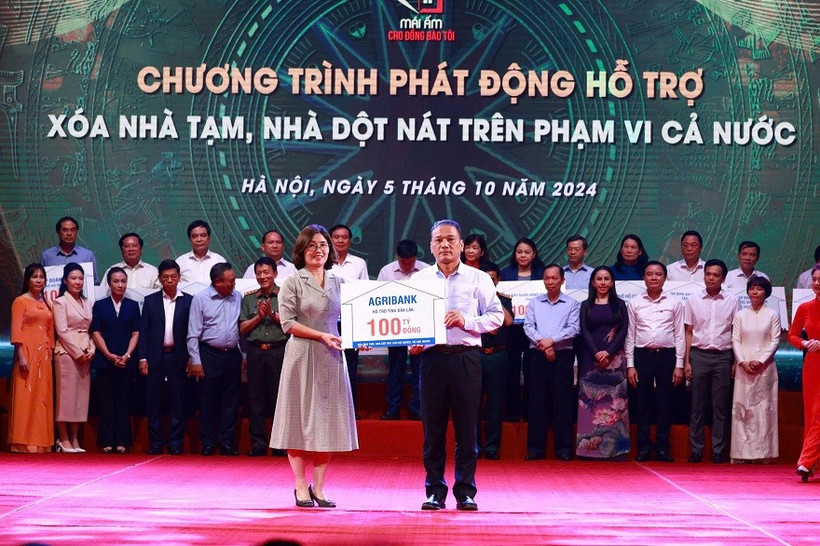 Agribank trao ủng hộ 100 tỷ đồng hỗ trợ tại Chương trình phát động hỗ trợ xóa nhà tạm, nhà dột nát. (Ảnh: Vietnam+)