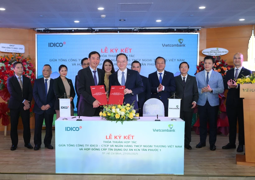 Ông Lê Quang Vinh – Thành viên HĐQT, Tổng Giám đốc Vietcombank (bên phải) và ông Đặng Chính Trung – Thành viên HĐQT, Tổng Giám đốc IDICO (bên trái) đại diện hai đơn vị hoàn thành nghi thức ký kết thỏa thuận hợp tác trước sự chứng kiến của các đại biểu. (Ảnh: Vietnam+)