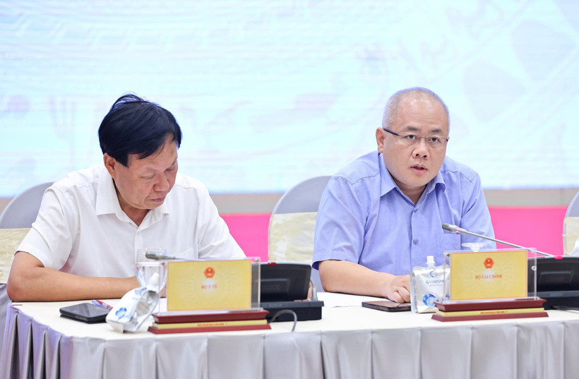 Ông Đỗ Thành Trung - Thứ trưởng Bộ Tài chính (bên phải) trả lời báo chí tại họp báo Chính phủ. (Ảnh: Vietnam+)
