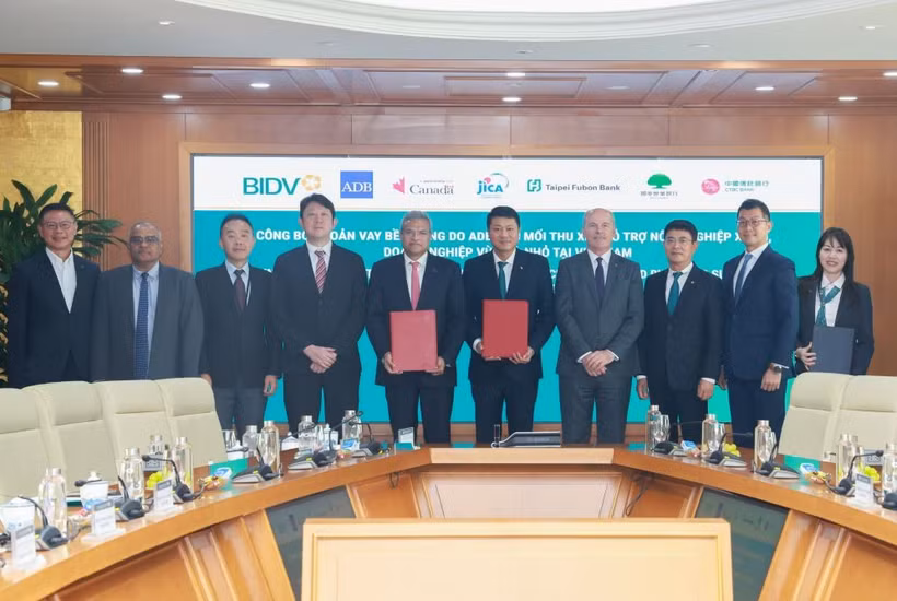 Đại diện các bên tham gia ký kết. (Ảnh: Vietnam+)