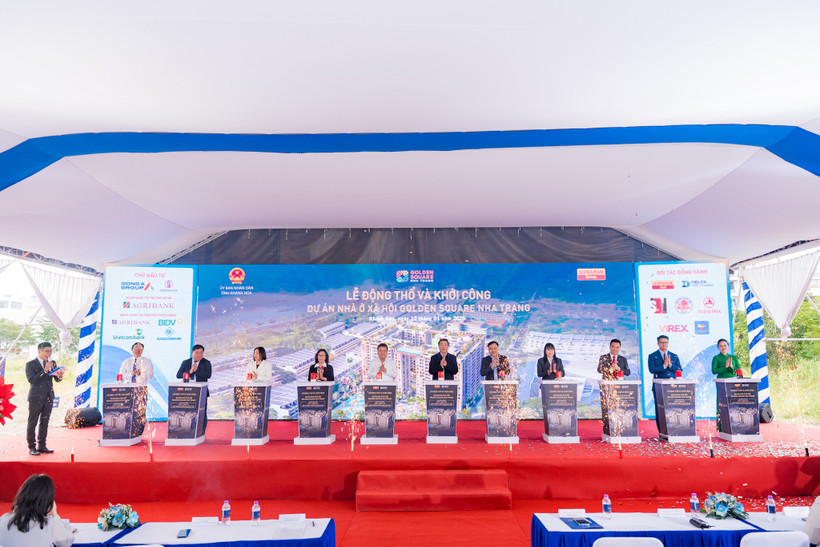 Lãnh đạo Bộ Xây dựng, tỉnh Khánh Hòa, Agribank và chủ đầu tư thực hiện nghi thức động thổ và khởi công Dự án Nhà ở xã hội Square Nha Trang. (Ảnh: Vietnam+)