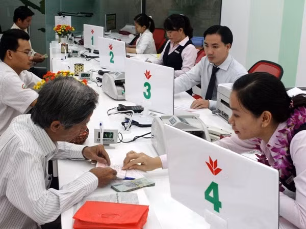 Doanh nghiệp chi lương, người lao động được VPBank tặng bảo hiểm 500 triệu đồng. (Ảnh: Vietnam+)