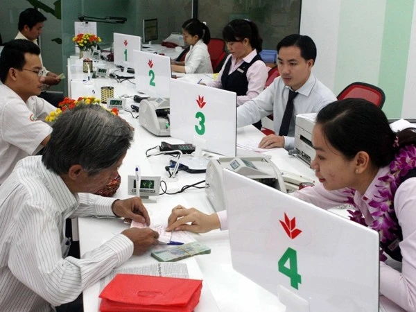 Doanh nghiệp chi lương, người lao động được VPBank tặng bảo hiểm 500 triệu đồng. (Ảnh: Vietnam+)