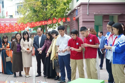 Các học sinh trình diễn mô hình STEM tại sự kiện. (Ảnh: PV/Vietnam+)