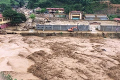 Cảnh báo lũ đạt đỉnh, bão số 12 có thể gây mưa cục bộ đạt 900mm