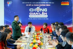 Thiếu tướng Đỗ Ngọc Cảnh, Cục trưởng Cục Phòng chống Ma túy và Tội phạm, Bộ đội Biên phòng trao đổi về tình hình buôn lậu tại một số điểm biên giới. (Ảnh: PV/Vietnam+)