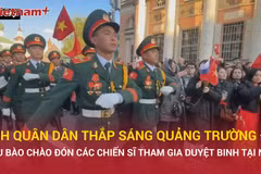 Kiều bào tại Nga chào đón các quân nhân Việt Nam hợp luyện duyệt binh tại Moskva