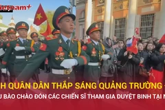 Kiều bào tại Nga chào đón các quân nhân Việt Nam hợp luyện duyệt binh tại Moskva
