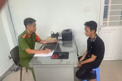 Đối tượng Nguyễn Thái Sang tại cơ quan Công an sau khi bị bắt giữ vì hành vi cướp giật túi xách của phụ nữ lớn tuổi khuyết tật. (Ảnh: PV/Vietnam+)