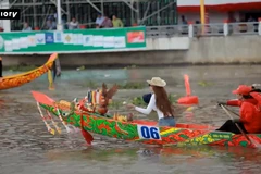 Rộn ràng đua ghe Ngo đón Lễ cúng Trăng của đồng bào Khmer tại Cần Thơ 