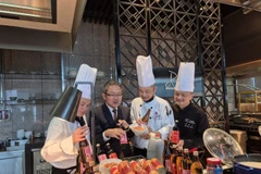 Các đầu bếp đến từ Đài Loan trình diễn và giới thiệu tinh hoa ẩm thực đặc trưng trong khuôn khổ sự kiện “Góc Ẩm thực Đài Loan” diễn ra tại Hà Nội. Ảnh: PV(Vietnam+)