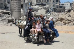 Israel siết vòng vây, mở hành lang sơ tán khỏi Gaza 