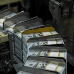 Fed tiếp tục hạ lãi suất, dự báo năm 2026 sẽ nhiều cú sốc khó lường. (Ảnh: TTXVN)