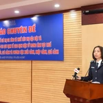 Bà Huyền thông tin về các quy định mới về Thuế giá trị gia tăng và Thuế tiêu thụ đặc biệt. (Ảnh: HQ/Vietnam+)