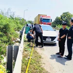 Hai đối tượng (cùng sinh năm 2003, trú tại xã Cửa Tùng, tỉnh Quảng Trị) bị bắt giữ tại hiện trường cùng tang vật là 7kg ma túy đá. (Ảnh: Hải quan/Vietnam+)