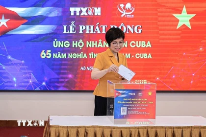 Bà Vũ Việt Trang, Bí thư Đảng ủy, Tổng Giám đốc TTXVN ủng hộ nhân dân Cuba. (Ảnh: Lê Đông/TTXVN)