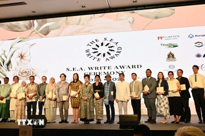 Các nhà văn được vinh danh tại Lễ trao giải thưởng văn học ASEAN 2024-2025. (Ảnh: Đỗ Sinh/TTXVN)