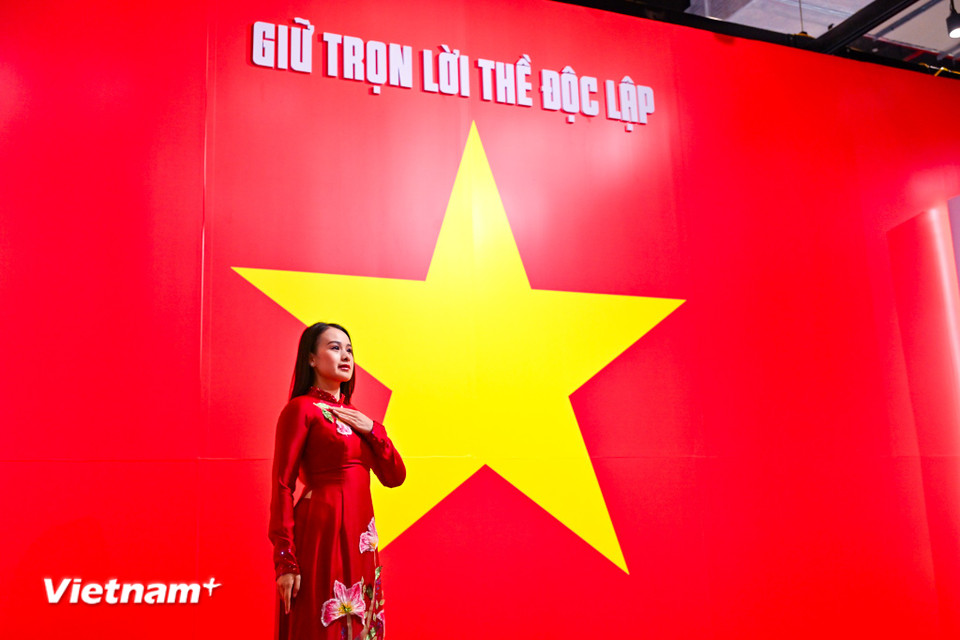 Triển lãm hướng tới kỷ niệm 80 năm Ngày Cách mạng tháng Tám thành công (19/8/1945 - 19/8/2025) và Quốc khánh nước Cộng hòa xã hội chủ nghĩa Việt Nam (2/9/1945 - 2/9/2025). (Ảnh: Minh Sơn/Vietnam+)