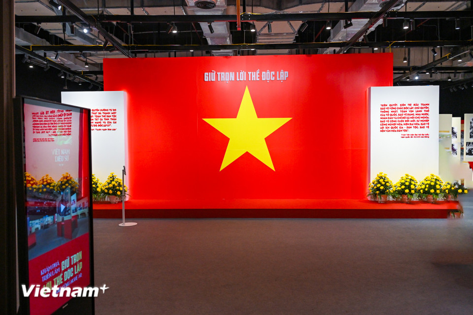 Chiều 12/8 tại Hà Nội, Bảo tàng Lịch sử Quân sự Việt Nam tổ chức khai mạc triển lãm “Giữ trọn lời thề độc lập." (Ảnh: Minh Sơn/Vietnam+)