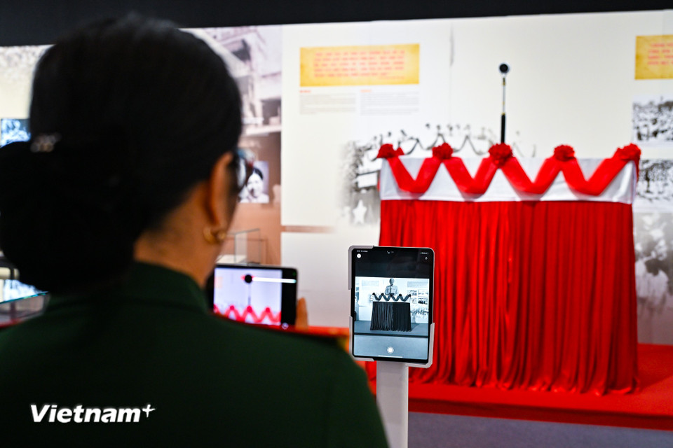 Ngày 2/9/1945, tại Quảng trường Ba Đình lịch sử, Chủ tịch Hồ Chí Minh thay mặt toàn thể dân tộc Việt Nam trịnh trọng tuyên bố trước toàn thế giới bản Tuyên ngôn Độc lập, khai sinh nước Việt Nam Dân chủ Cộng hòa, nay là nước Cộng hòa xã hội chủ nghĩa Việt Nam. (Ảnh: Minh Sơn/Vietnam+)