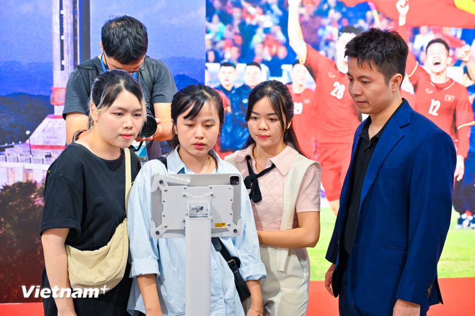 Triển lãm ứng dụng công nghệ thực tế ảo tăng cường (AR) và trí tuệ nhân tạo (AI) góp phần tái hiện lịch sử và tăng cường tương tác cho khách tham quan nghiên cứu, tìm hiểu và trải nghiệm. (Ảnh: Minh Sơn/Vietnam+)