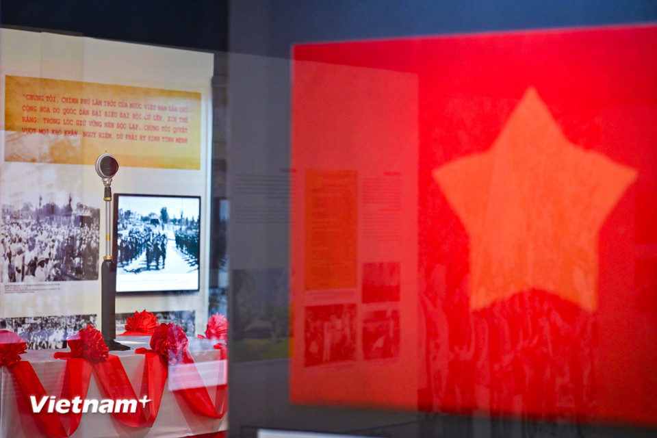 Triển lãm cũng đặc biệt trưng bày chiếc micro đi vào lịch sử với câu hỏi bất hủ “Tôi nói đồng bào nghe rõ không?". Đây là khoảnh khắc Chủ tịch Hồ Chí Minh đọc bản Tuyên ngôn Độc lập khai sinh ra nước Việt Nam Dân chủ Cộng hòa và hình ảnh toàn thể dân tộc hô vang lời thề độc lập trên Quảng trường Ba Đình lịch sử. (Ảnh: Minh Sơn/Vietnam+)