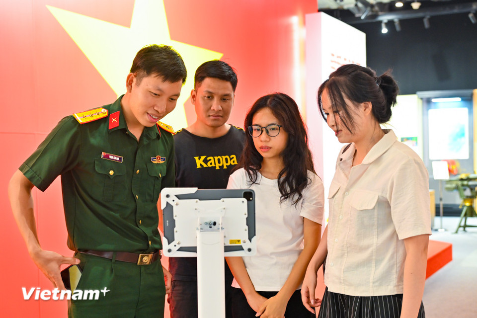 Triển lãm không chỉ tái hiện hào khí của mùa thu lịch sử năm 1945, mà còn là lời nhắc nhở thế hệ hôm nay và mai sau về giá trị thiêng liêng của độc lập, chủ quyền. (Ảnh: Minh Sơn/Vietnam+)