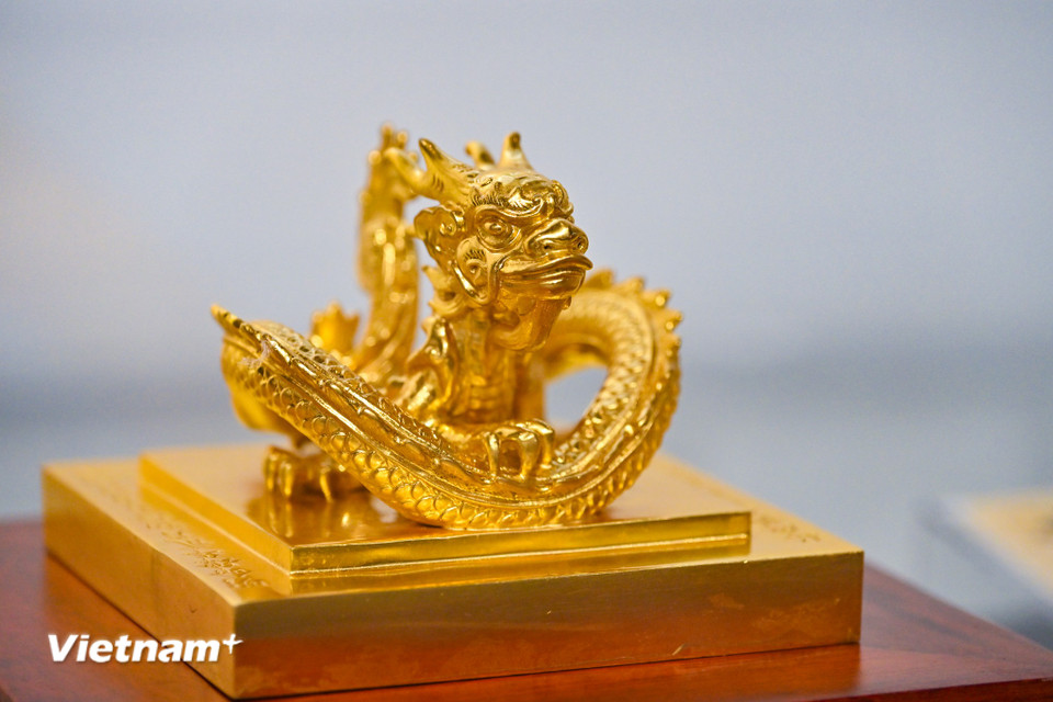 Các hình ảnh, hiện vật, tài liệu giới thiệu tại triển lãm là những tư liệu quý, một số lần đầu được trưng bày; lưu giữ tại Bảo tàng Lịch sử Quân sự Việt Nam như Phục chế ấn “Hoàng đế chi bảo” - biểu tượng quyền lực tối cao của triều đình phong kiến, trở thành chứng tích của thời khắc chuyển giao lịch sử. (Ảnh: Minh Sơn/Vietnam+)