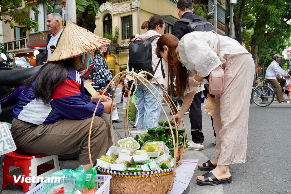 Những gói cốm xanh trở thành điểm nhấn giản dị trên phố phường ngày đầu đông. (Ảnh: Nguyễn Tâm/Vietnam+)