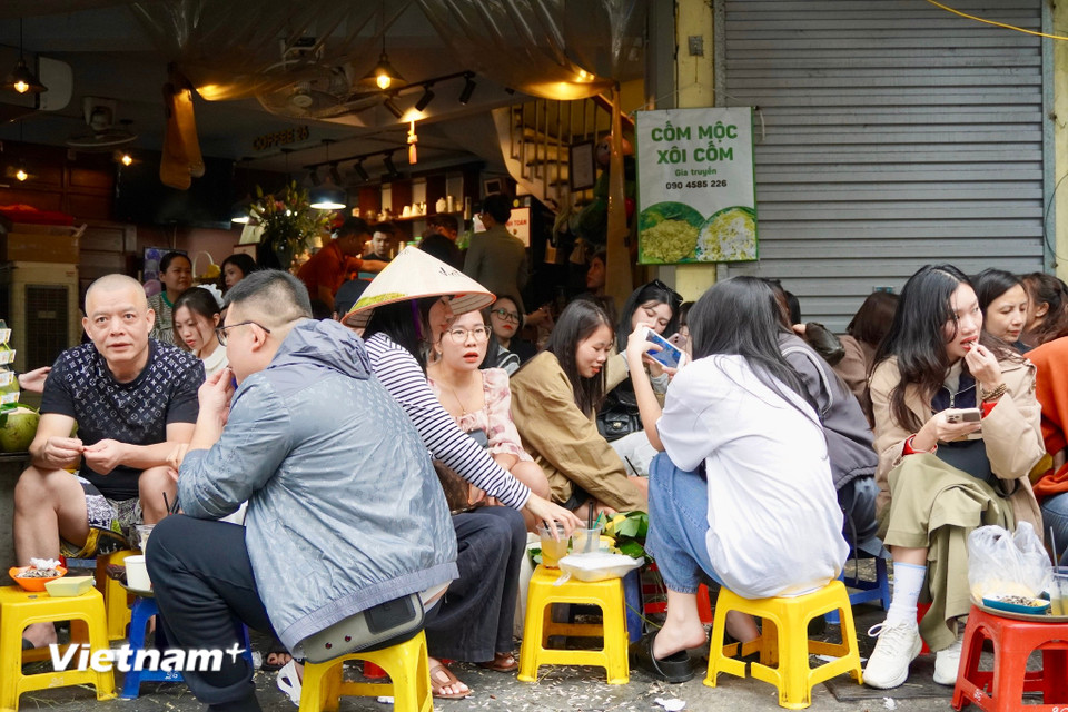 Giữa cơn gió lạnh, người dân vẫn chọn trà đá để trò chuyện, gặp gỡ. (Ảnh: Nguyễn Tâm/Vietnam+)