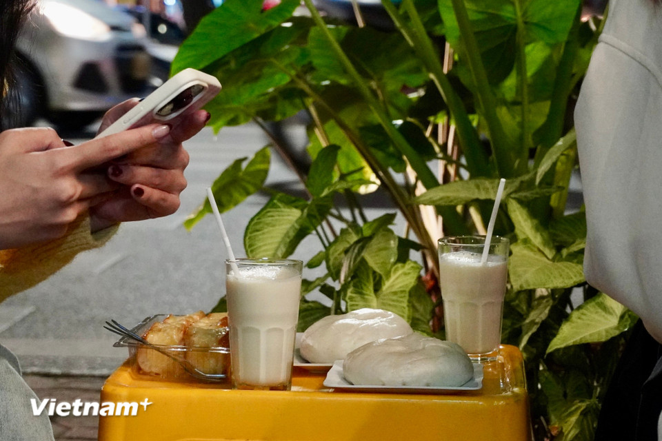 Bánh bao và sữa đậu nóng cũng là sự kết hợp thú vị của nhiều bạn trẻ. (Ảnh: Nguyễn Tâm/Vietnam+)