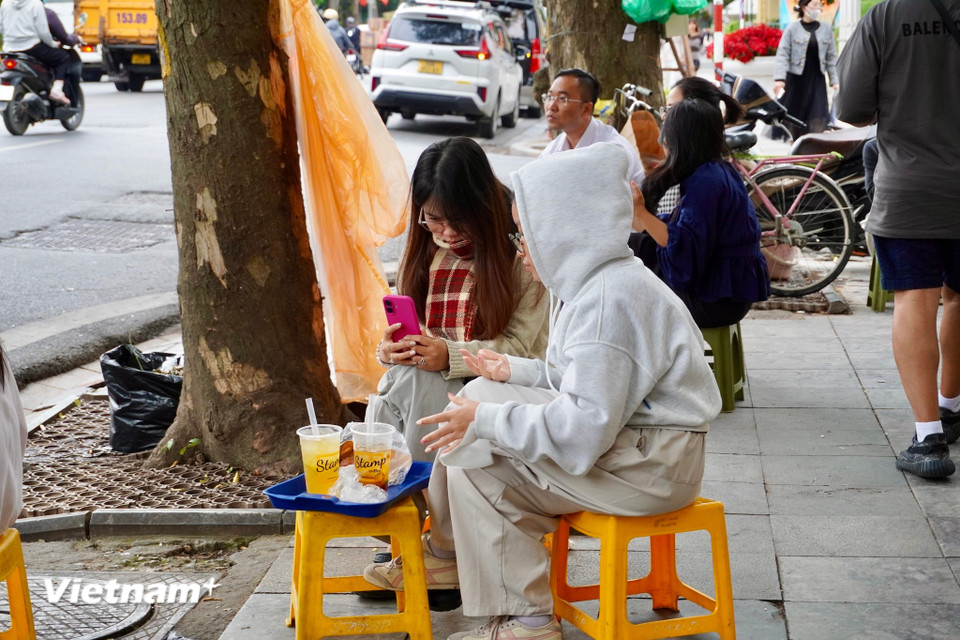 Cảm giác mát lạnh của cơn gió đầu đông khiến phố phường trở nên yên bình, người ra đường cũng thong thả hơn. (Ảnh: Nguyễn Tâm/Vietnam+)