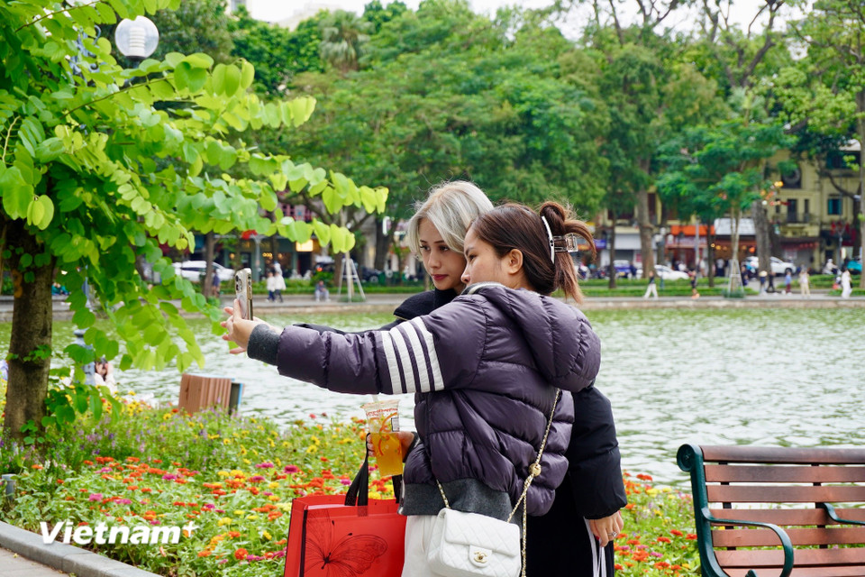 Những ngày cuối tháng 10, không khí lạnh tăng cường tràn xuống Bắc Bộ khiến nền nhiệt tại Hà Nội giảm còn khoảng 18-22 độ. Gió lạnh đầu mùa tạo nên khung cảnh lý tưởng cho giới trẻ tận hưởng những trải nghiệm độc đáo. (Ảnh: Nguyễn Tâm/Vietnam+)
