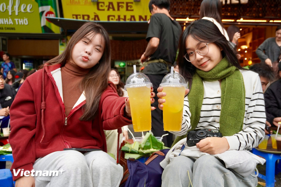 Ngọc Thúy cùng bạn lên phố tận hưởng không khí, “Mình hay uống trà chanh khi ăn các món như xôi và cơm, hơn nữa thấy uống vào thời tiết se lạnh khá thú vị," Thúy chia sẻ. (Ảnh: Nguyễn Tâm/Vietnam+)