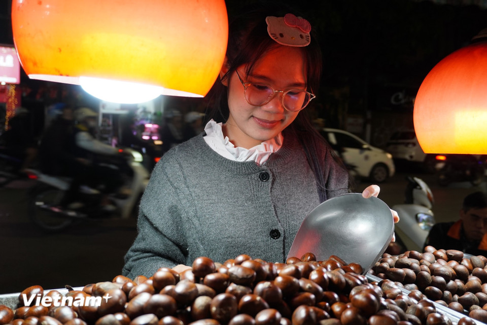 Hạt dẻ là đồ ăn vặt yêu thích của nhiều người, đặc biệt là các bạn trẻ trong những ngày đông gió lạnh. (Ảnh: Nguyễn Tâm/Vietnam+)
