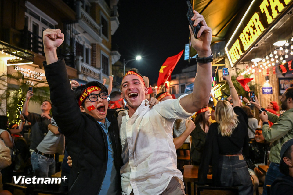 Biển người đổ về các khu vực trung tâm quận Hoàn Kiếm ở Hà Nội để "đi bão". (Ảnh: Minh Sơn/Vietnam+)