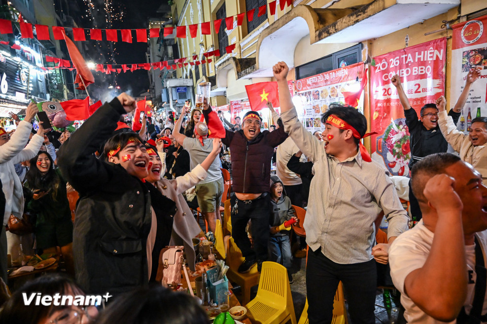 Những cổ động viên Việt Nam lẫn nước ngoài đều vỡ oà trước chiến thắng đầy cảm xúc và thuyết phục của 'đoàn quân sao vàng'. (Ảnh: Minh Sơn/Vietnam+)