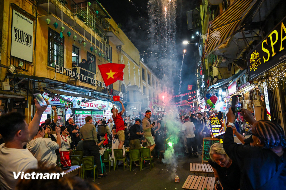 Hàng vạn người dân Hà Nội đã đổ ra đường ăn mừng chiến thắng của đội tuyển Việt Nam trước Thái Lan. (Ảnh: Minh Sơn/Vietnam+)