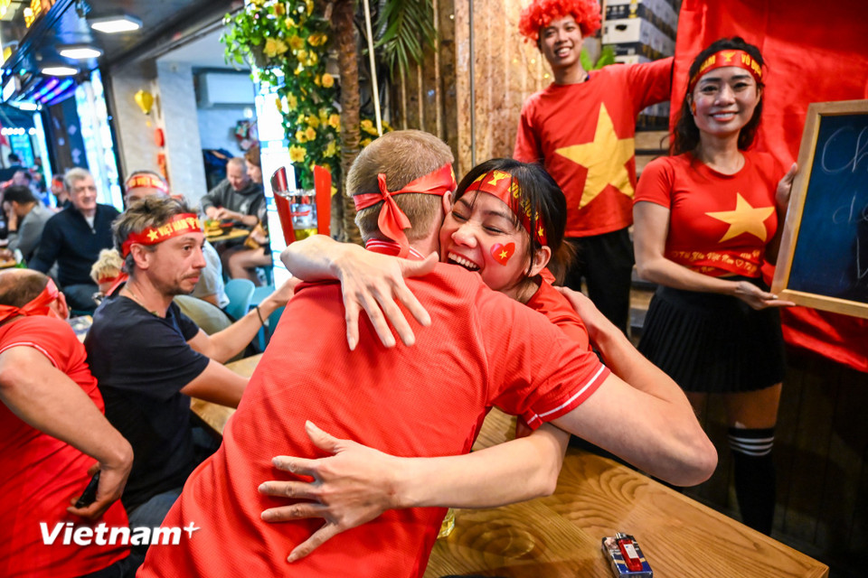 Những chiếc ôm nồng nhiệt của các cổ động viên nhiệt thành. (Ảnh: Minh Sơn/Vietnam+)