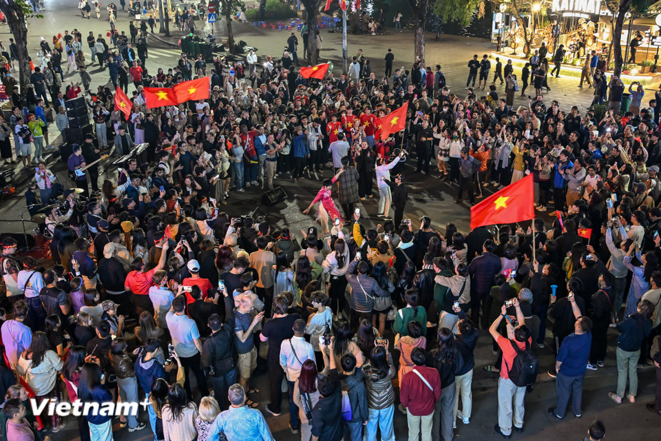 Trên các trục đường đổ về Hồ Gươm, dòng người và xe cộ ken đặc. (Ảnh: Minh Sơn/Vietnam+)