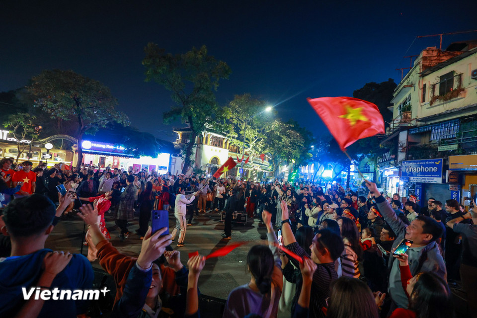 Khu vực Quảng trường Đông Kinh Nghĩa Thục, hàng trăm người tập trung ăn mừng. (Ảnh: Minh Sơn/Vietnam+)