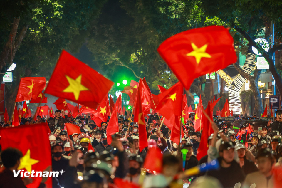 Nhiều đám đông hò reo náo động một góc phố. (Ảnh: Minh Sơn/Vietnam+)