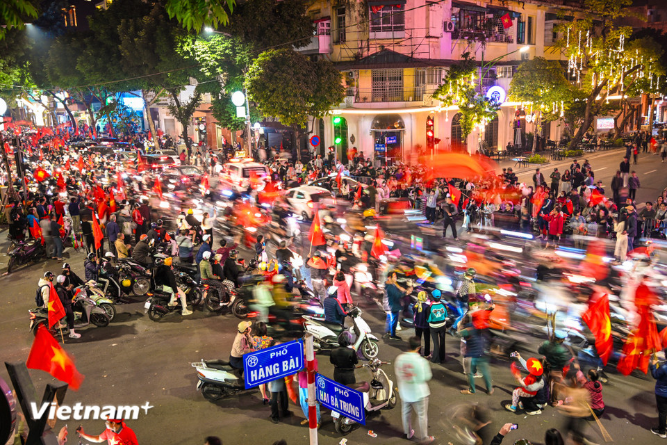 Khu vực ngã tư Hai Bà Trưng - Hàng Bài chật kín từng đoàn xe đi ăn mừng. (Ảnh: Minh Sơn/Vietnam+)