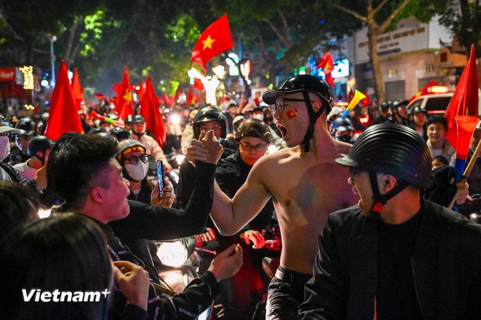 Chiến thắng tối 5/1 đem lại cảm xúc đặc biệt cho nhiều cổ động viên sau quãng thời gian dài chờ đợi. (Ảnh: Minh Sơn/Vietnam+)