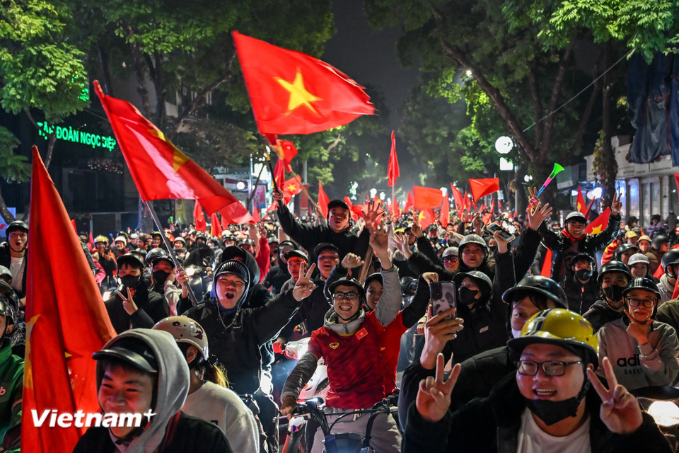 Đáng chú ý, tại các nút giao, đa số người dân "đi bão" đều chấp hành đèn tín hiệu giao thông và đội mũ bảo hiểm. (Ảnh: Minh Sơn/Vietnam+)