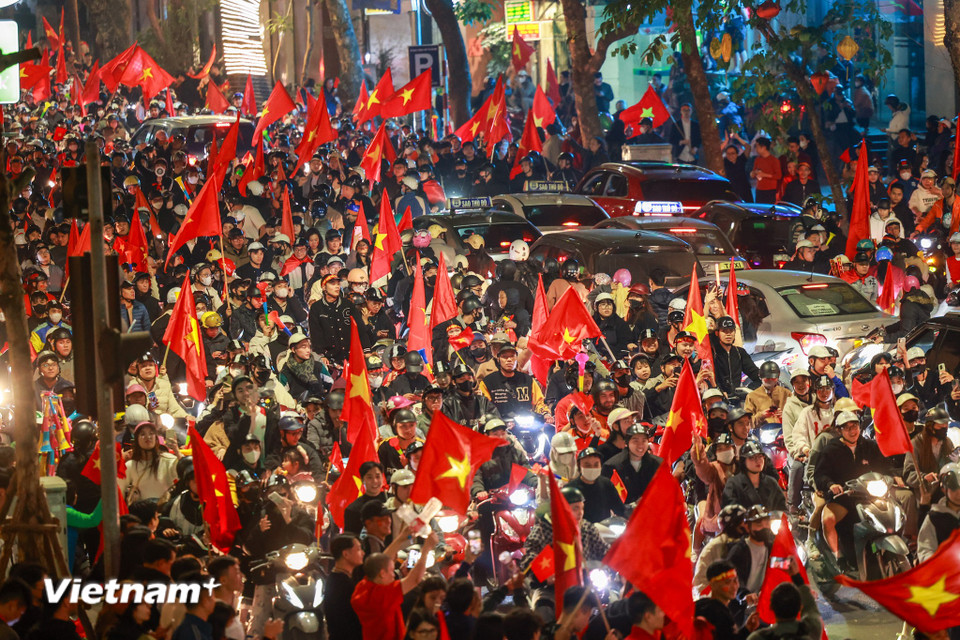 Càng về khuya, số lượng người Hà Nội đổ ra đường mừng chiến thắng càng đông. (Ảnh: Minh Sơn/Vietnam+)