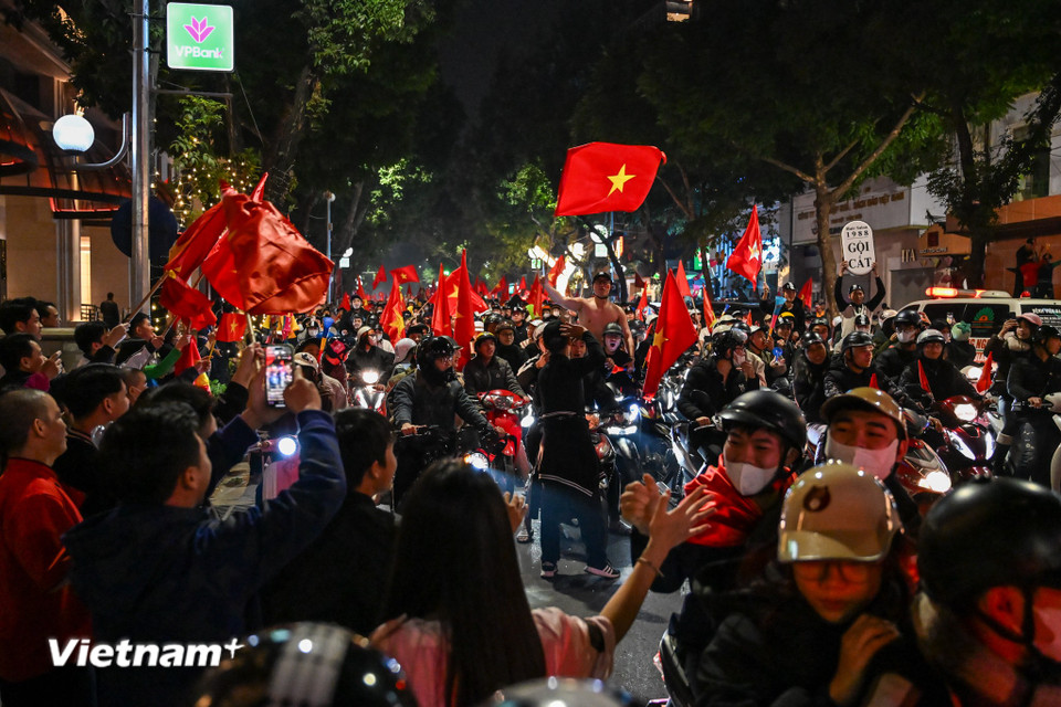 Các con phố trung tâm Hà Nội chật kín người xe "đi bão" ăn mừng chiến thắng. (Ảnh: Minh Sơn/Vietnam+)