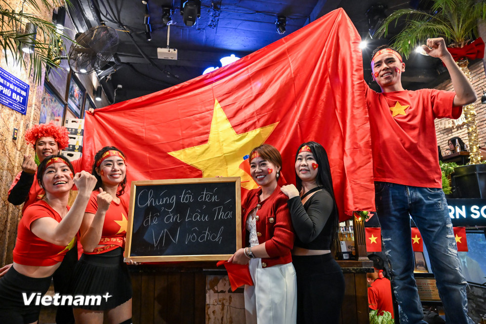 Mọi người đều vui mừng, phấn khởi trước chiến thắng của tuyển Việt Nam. (Ảnh: Minh Sơn/Vietnam+)