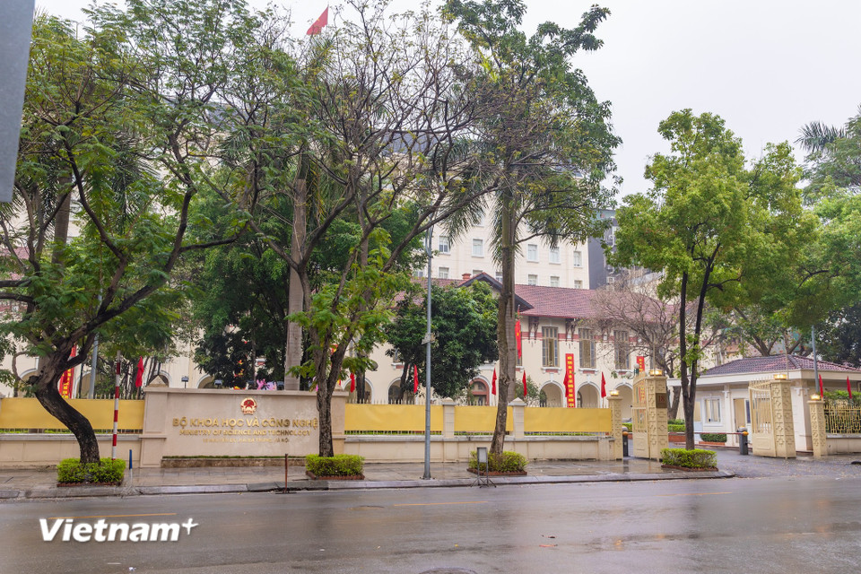 Bộ Khoa học và Công nghệ thành lập trên cơ sở hợp nhất Bộ Khoa học và Công nghệ với Bộ Thông tin và Truyền thông, cơ bản kế thừa chức năng, nhiệm vụ của hai bộ. Riêng chức năng, nhiệm vụ, tổ chức bộ máy quản lý về báo chí, xuất bản của Bộ Thông tin và Truyền thông chuyển sang Bộ Văn hóa Thể thao và Du lịch. (Ảnh: Minh Sơn/Vietnam+)